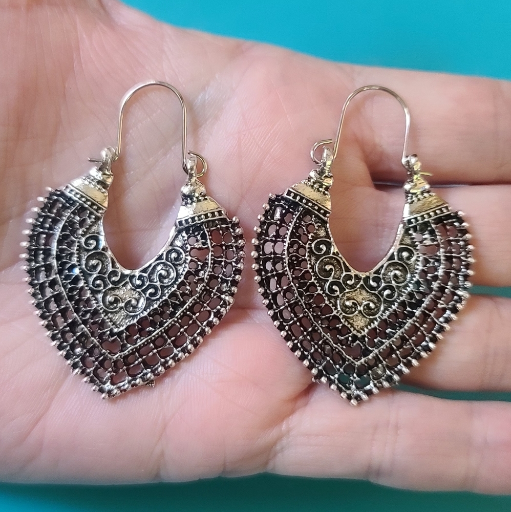Lace alloy metal heart earrings - Picture 2 of 5